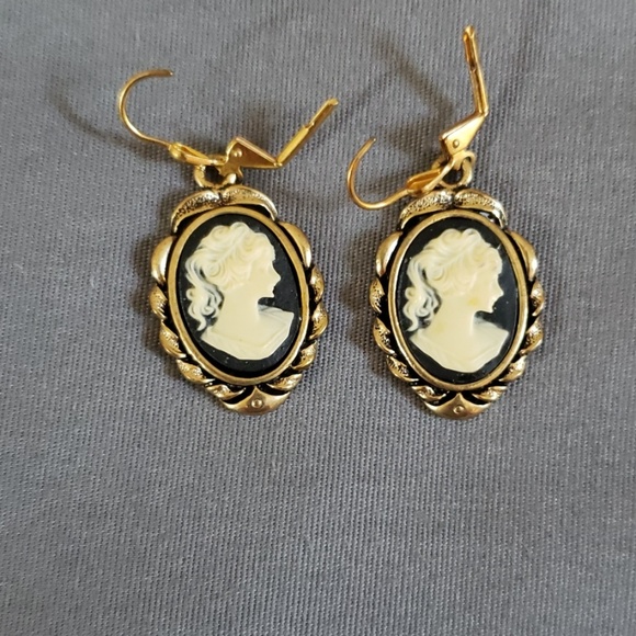 Cameo pierced earrings - Picture 4 of 5